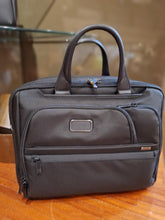 Afbeelding in Gallery-weergave laden, Tumi Alpha Medium 15"exp. briefcase black