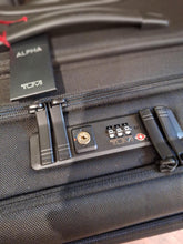 Afbeelding in Gallery-weergave laden, Tumi Alpha Large Dual acc.exp.Checked black