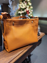 Afbeelding in Gallery-weergave laden, ARTHUR AND ASTON LOU LEDEREN SCHOUDERTAS COGNAC
