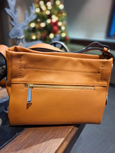 Afbeelding in Gallery-weergave laden, ARTHUR AND ASTON LOU LEDEREN SCHOUDERTAS COGNAC
