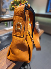 Afbeelding in Gallery-weergave laden, ARTHUR AND ASTON LOU LEDEREN SCHOUDERTAS COGNAC
