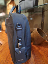 Afbeelding in Gallery-weergave laden, Tumi Alpha large 17"Briefcase Black
