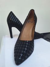 Load image into Gallery viewer, Pump Nathan Baume in Daim pied de poule Black mt 36
