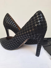 Load image into Gallery viewer, Pump Nathan Baume in Daim pied de poule Black mt 36
