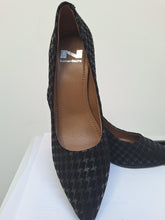 Load image into Gallery viewer, Pump Nathan Baume in Daim pied de poule Black mt 36
