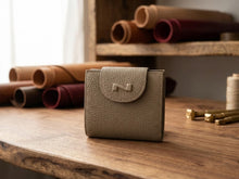 Load image into Gallery viewer, NB Tri-fold wallet 100116N Aura (taupe/greige tint)
