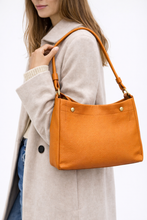 Afbeelding in Gallery-weergave laden, ARTHUR AND ASTON LOU LEDEREN SCHOUDERTAS COGNAC
