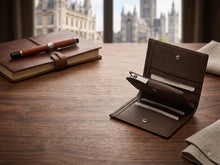 Load image into Gallery viewer, Nathan Baume Bi-fold wallet Regent  (een verfijnde, warme bruintint)
