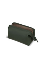 Afbeelding in Gallery-weergave laden, Lipault LOST IN BERLIN TOILETRY KIT S 2.0 DARK MOSS
