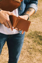 Load image into Gallery viewer, Maverick MAV-NM-001-25 Lederen compact billfold anti-skim Cognac
