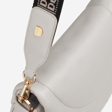 Load image into Gallery viewer, Du Du Panarea Borsa a spalla piccola in pelle trapuntata pearl grey
