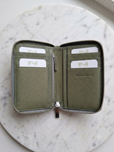Afbeelding in Gallery-weergave laden, Nathan Baume 100120N Zip Around Travel Wallet Bamboo
